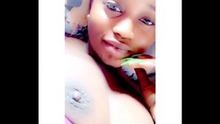 Petite coquine en chaleur se masturbe jusqu’à ce que sa foufoune gicle de cyprine