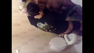 Transsexuelle blonde se fait branler dans les toilettes et s’y fait défoncer le fion