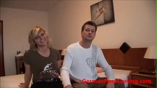 Le couple accepte le défi d’un coït filmé avec une éjaculation dans la bouche de la dame